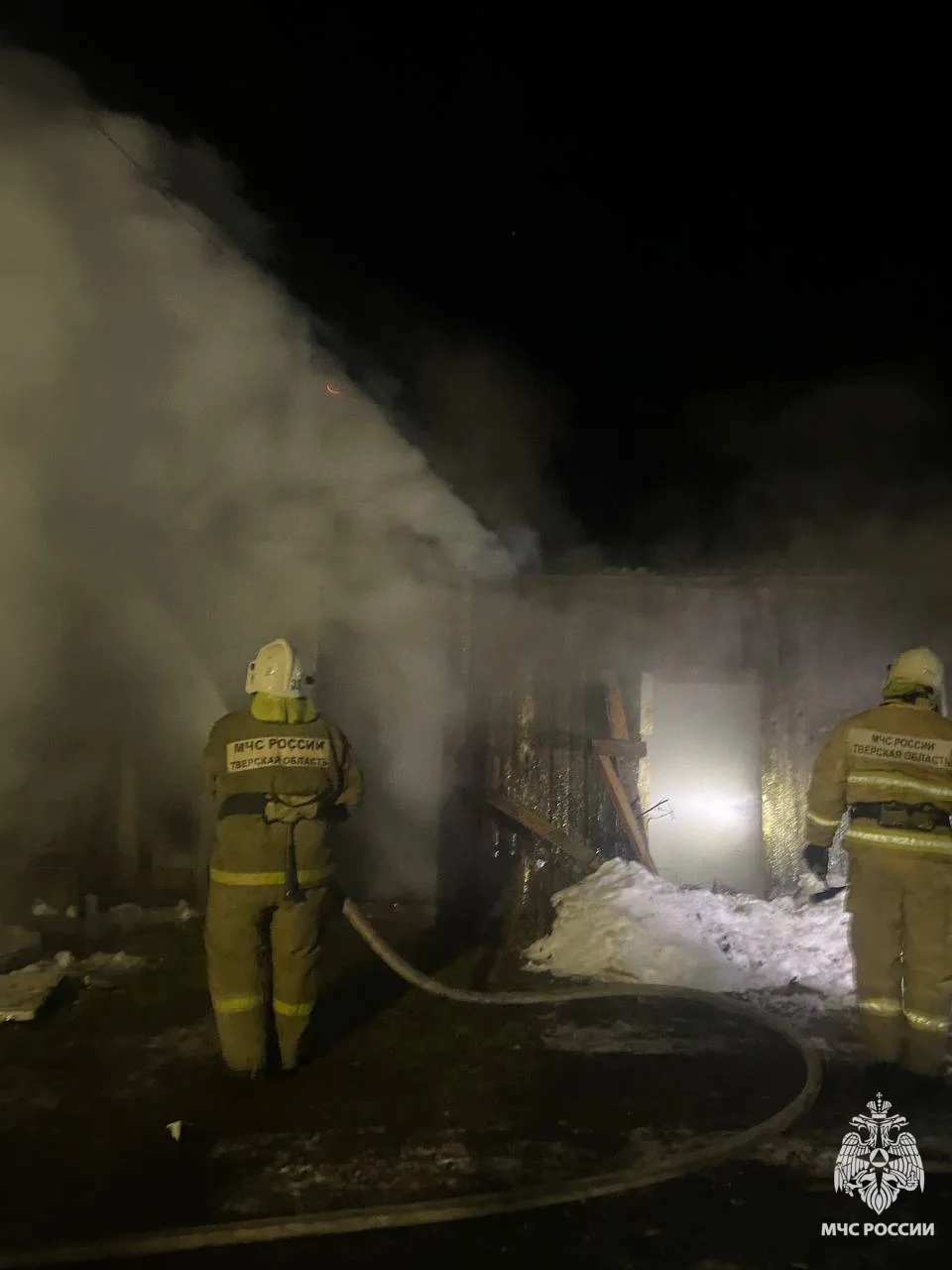 В Тверской области пожарные спасли от огня соседние строения