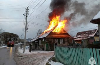 Пожар из-за дымохода уничтожил кровлю дома в Тверской области дымохода