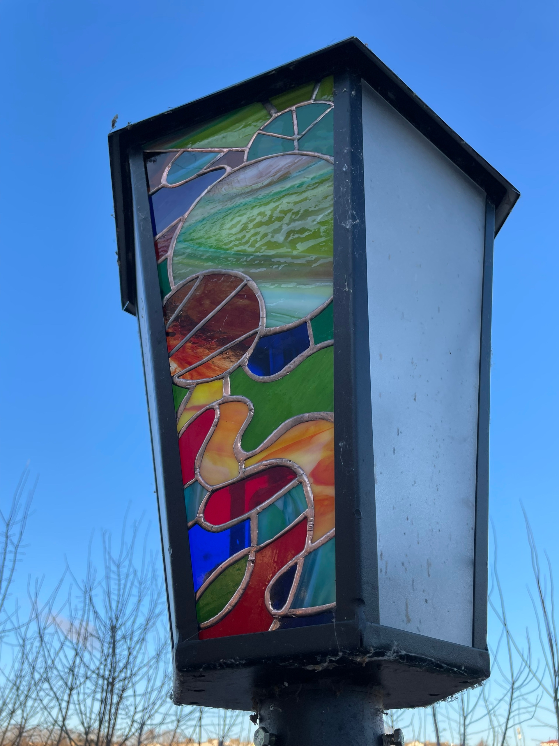 Новый витражный фонарь добавил красок еще одной улице в Твери