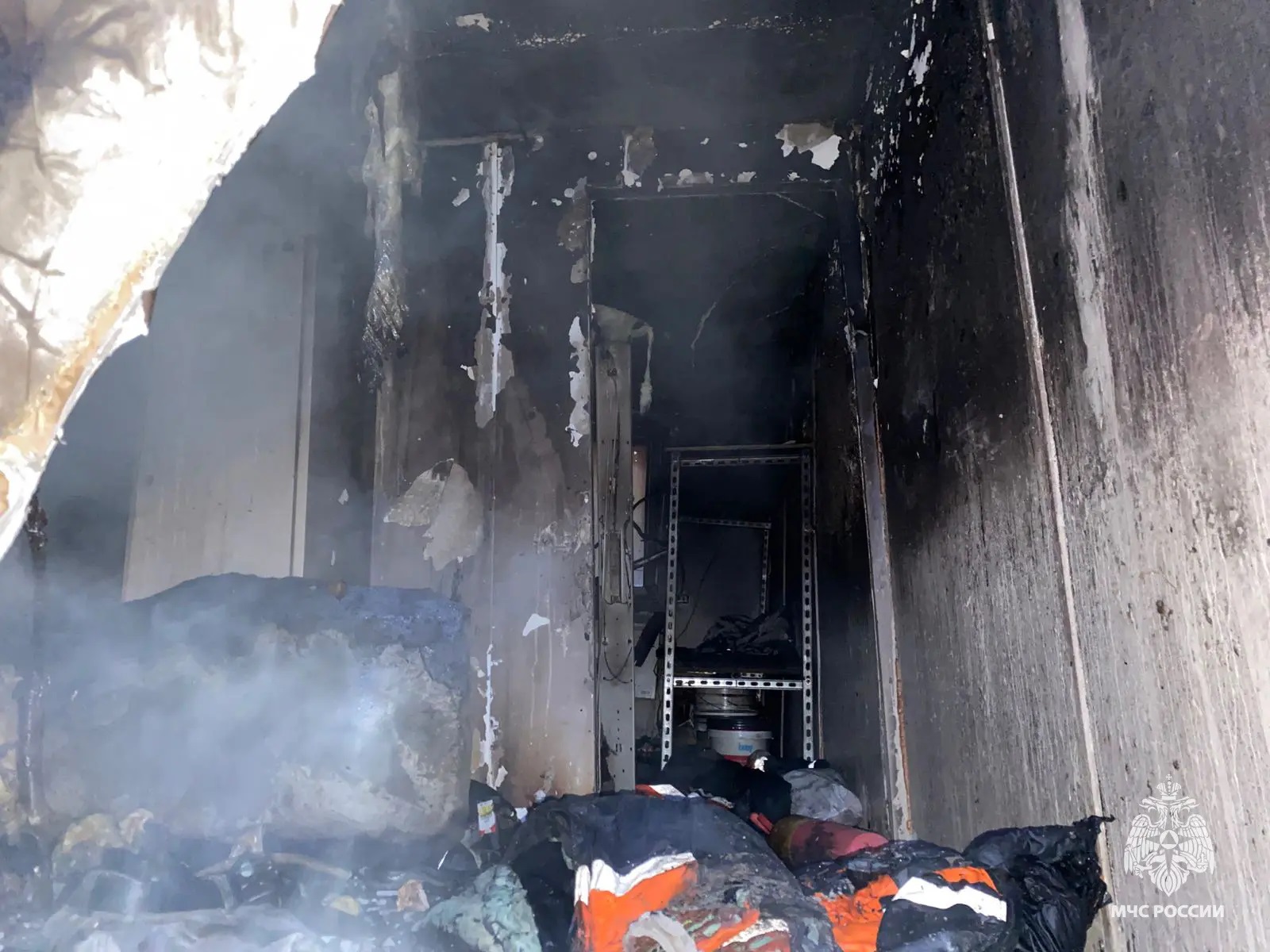 Огонь уничтожил бытовку в деревне в Тверской области