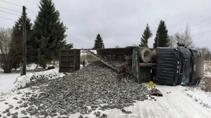 В Тверской области перевернулся грузовик с щебнем