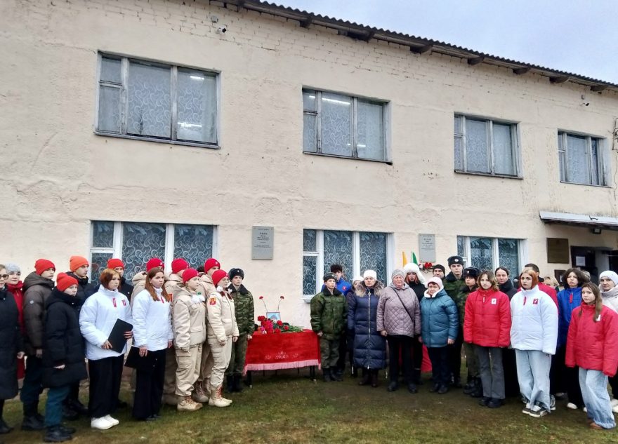 Мемориальную доску в честь павшего бойца СВО открыли в Андреаполе