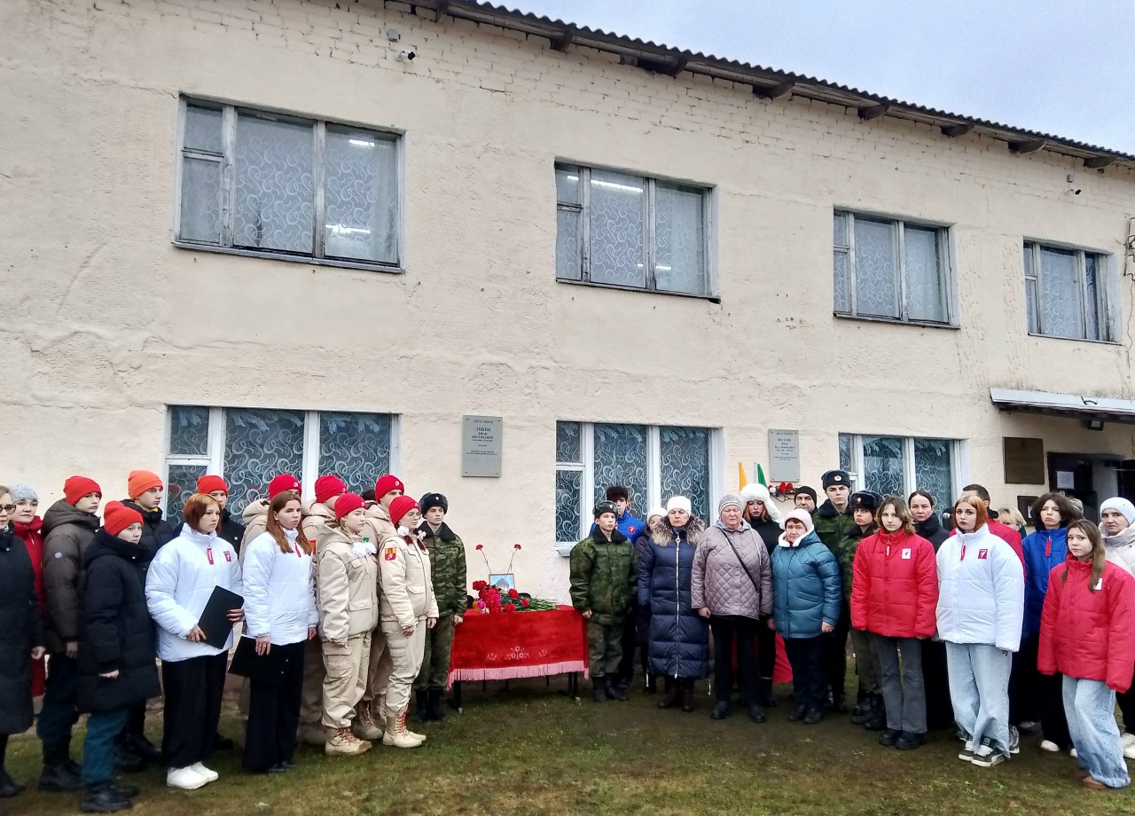 Мемориальную доску в честь павшего бойца СВО открыли в Андреаполе