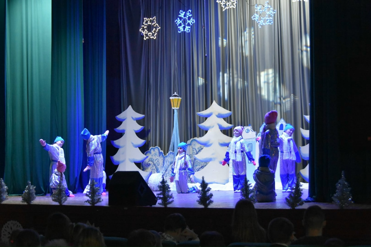 В Вышнем Волочке зажглись огни главной ёлки округа