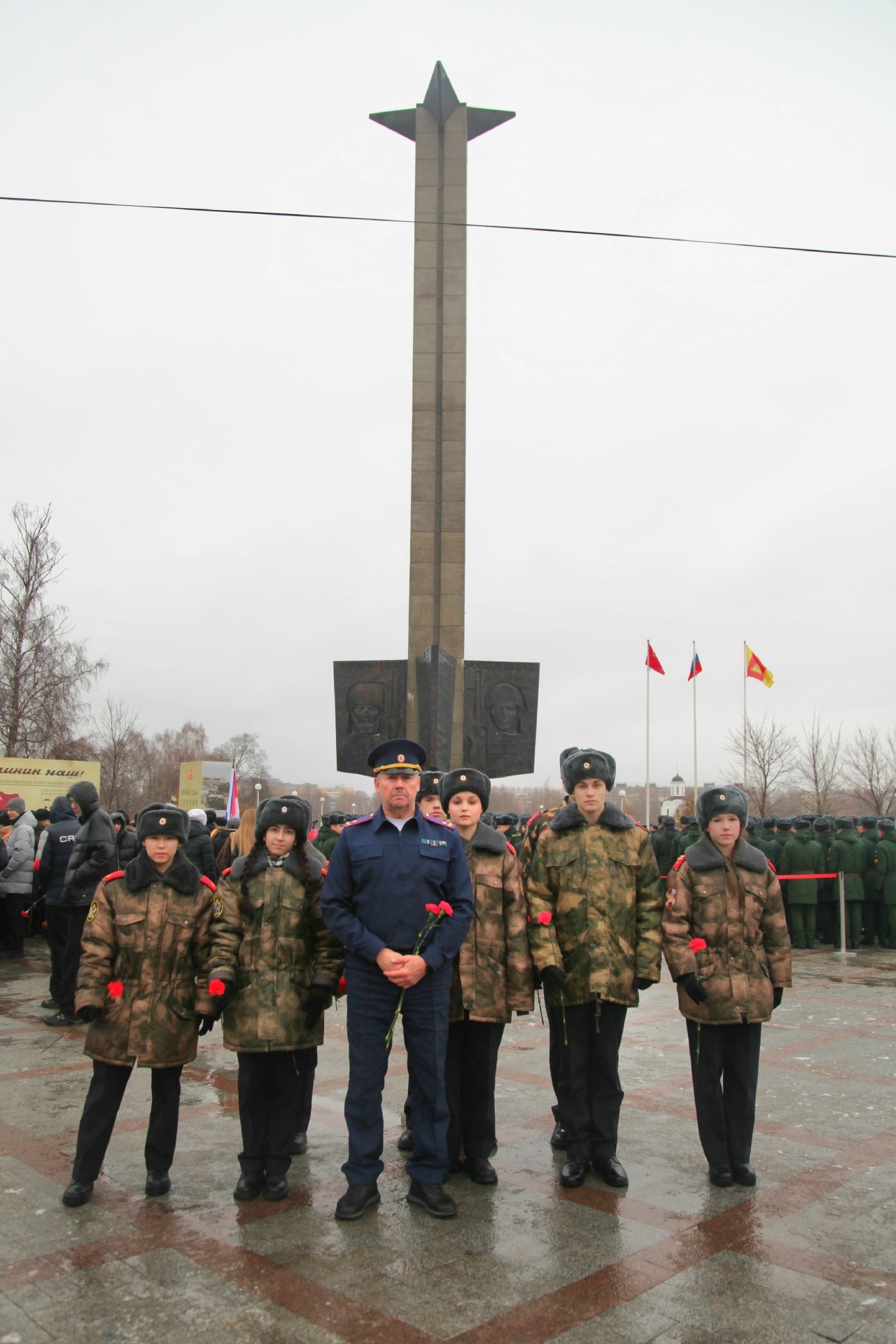 Полковник юстиции и кадеты возложили цветы к Обелиску Победы в Твери
