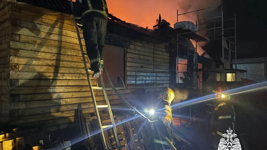 Огнеборцы ликвидируют пожар в жилом доме под Тверью