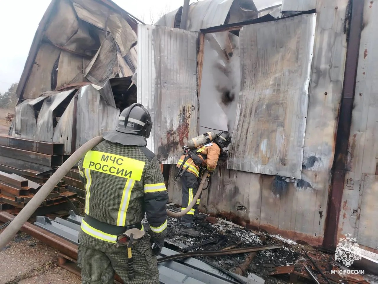 В деревне под Тверью ликвидируют пожар