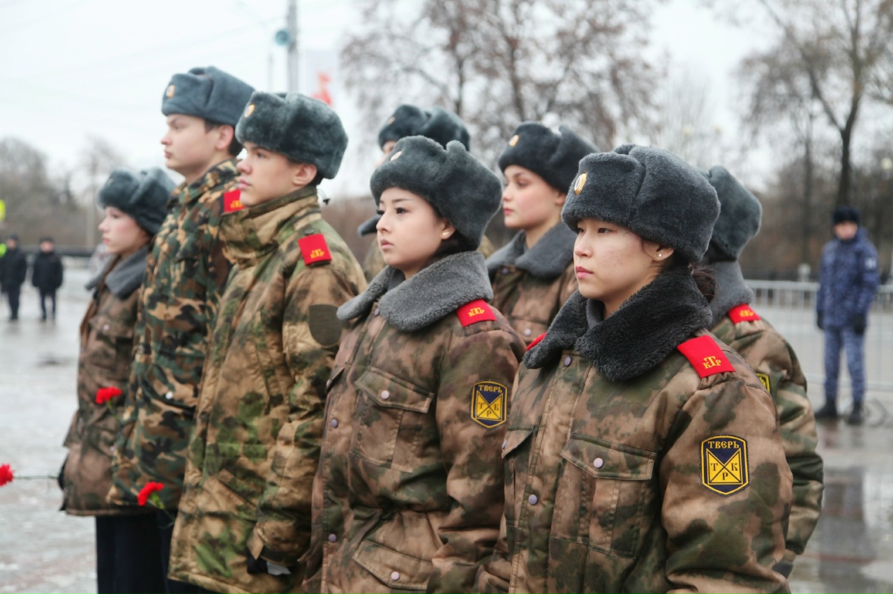 Полковник юстиции и кадеты возложили цветы к Обелиску Победы в Твери