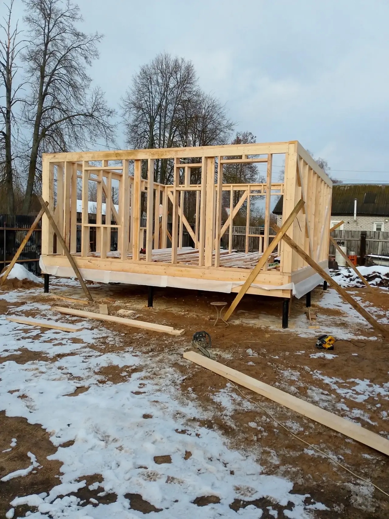 На месте пепелища в Тверской области поднимается новый дом