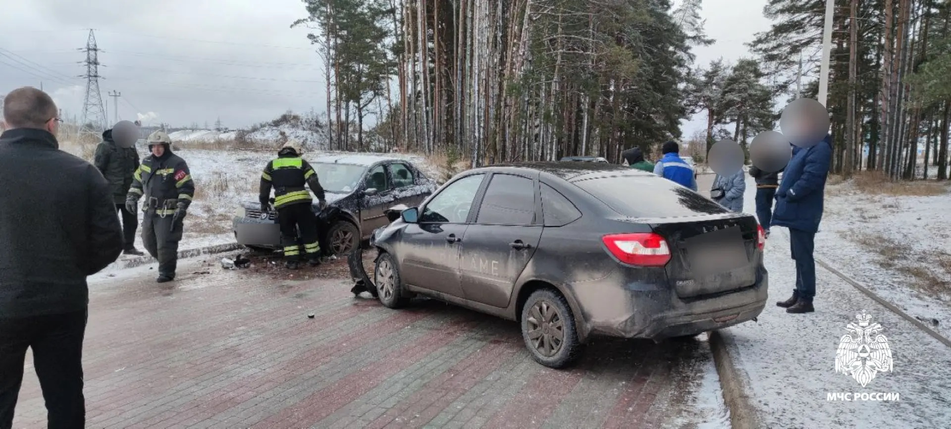 В Твери спасатели ликвидировали последствия ДТП с пострадавшим