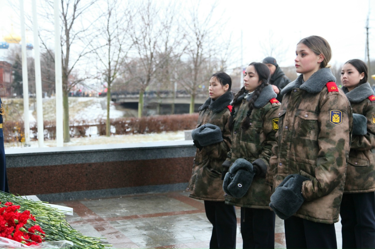 Полковник юстиции и кадеты возложили цветы к Обелиску Победы в Твери