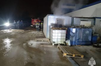 В деревне под Тверью загорелась хозяйственная постройка постройка