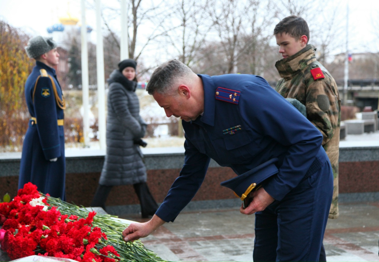Полковник юстиции и кадеты возложили цветы к Обелиску Победы в Твери