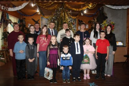 Партийцы подарили новогоднее чудо детям участников СВО в Сандовском округе Партийцы подарили новогоднее чудо детям участников СВО в Сандовском округе