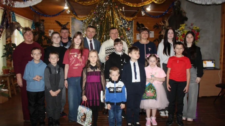 Партийцы подарили новогоднее чудо детям участников СВО в Сандовском округе