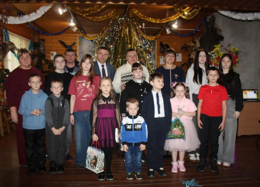 Партийцы подарили новогоднее чудо детям участников СВО в Сандовском округе