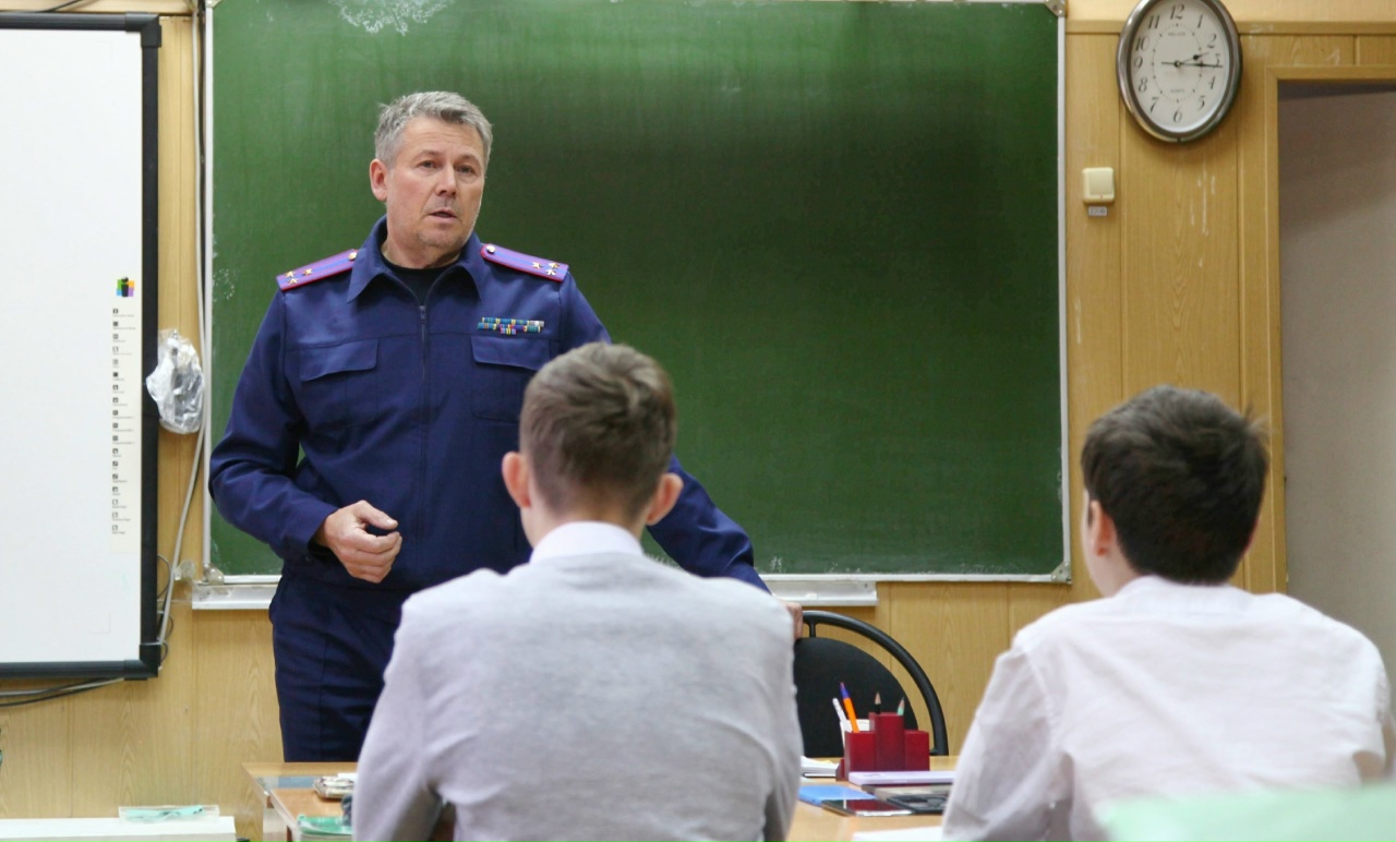 Офицер Следственного комитета рассказал школьникам о памятной для России дате