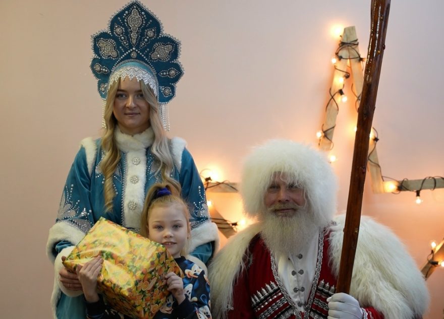 Дагестанский Дед Мороз и Обыда исполнили новогодние мечты детей в Лихославле