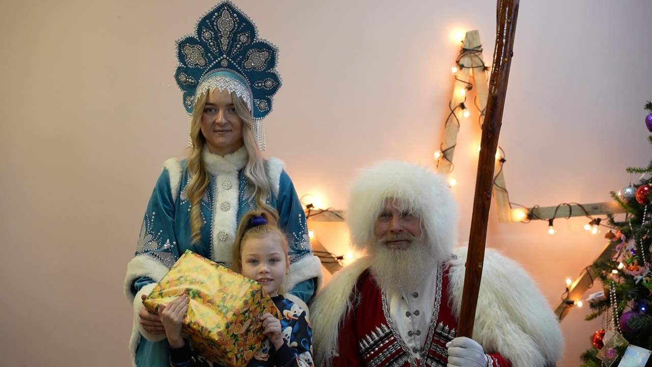 Дагестанский Дед Мороз и Обыда исполнили новогодние мечты детей в Лихославле