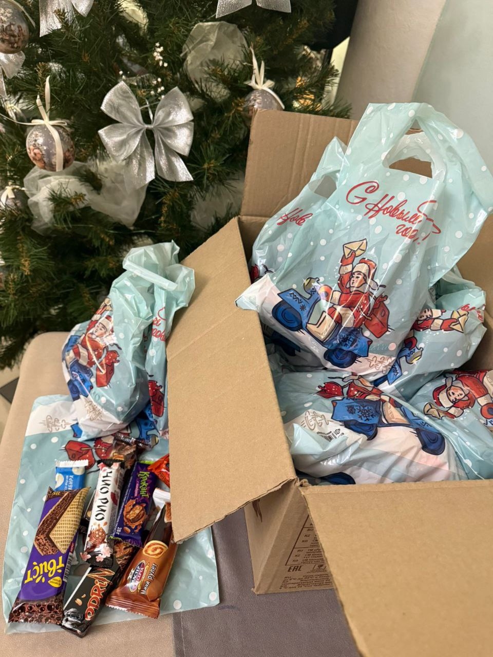 Жители городка в Тверской области не смогли вместить в «КамАЗ» помощь бойцам