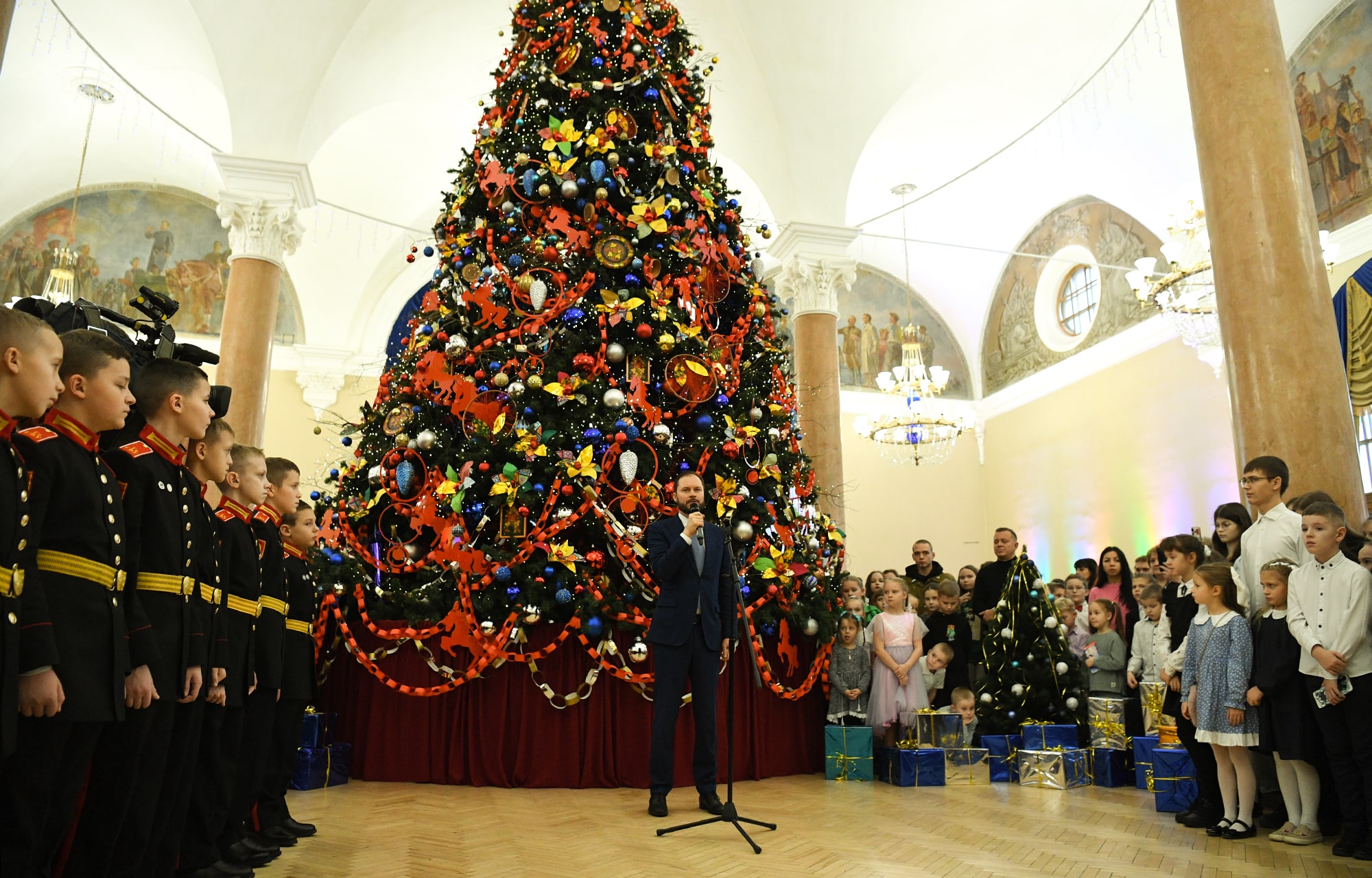 Виталий Королев поздравил с наступающими праздниками юных жителей Верхневолжья