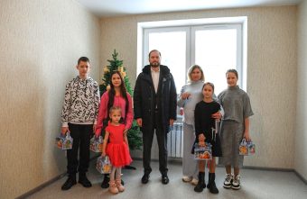 Глава региона Виталий Королев вручил жителям ключи от новых квартир