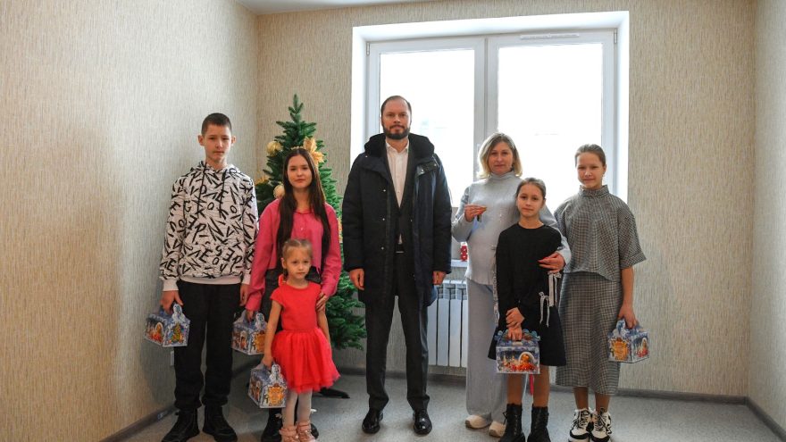 Глава региона Виталий Королев вручил жителям ключи от новых квартир