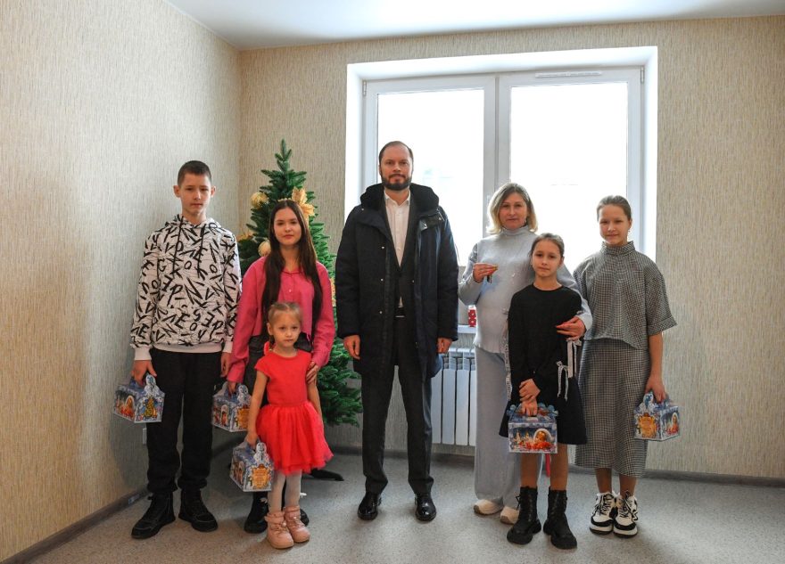 Глава региона Виталий Королев вручил жителям ключи от новых квартир