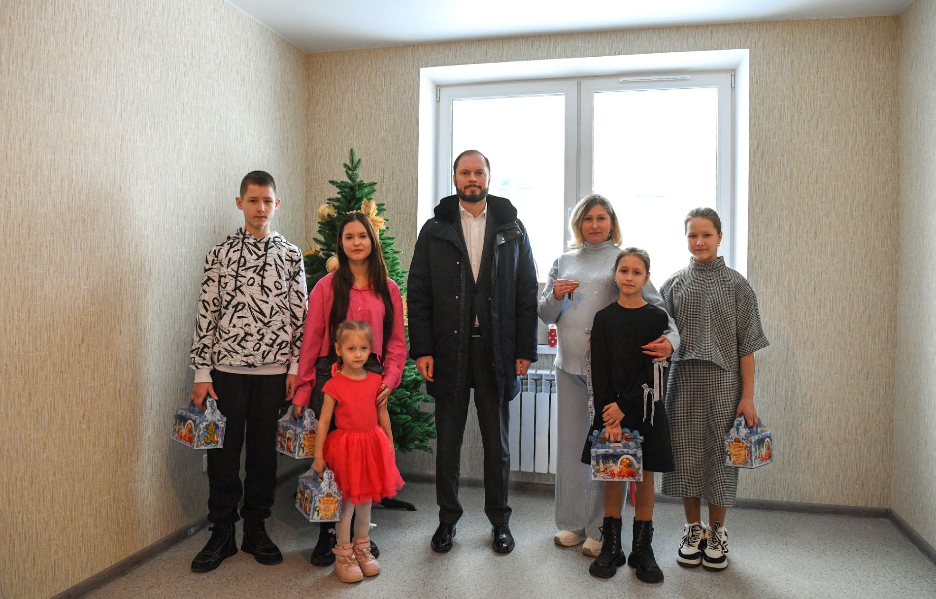 Глава региона Виталий Королев вручил жителям ключи от новых квартир