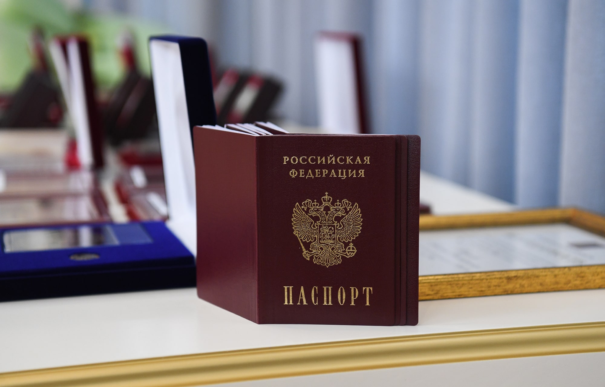 В День Конституции Российской Федерации Виталий Королев вручил государственные и региональные награды жителям Тверской области