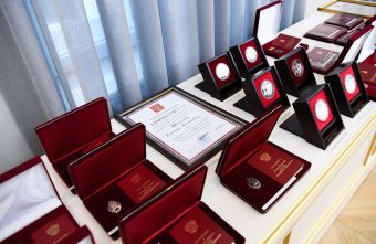 В День Конституции Российской Федерации Виталий Королев вручил государственные и региональные награды жителям Тверской области