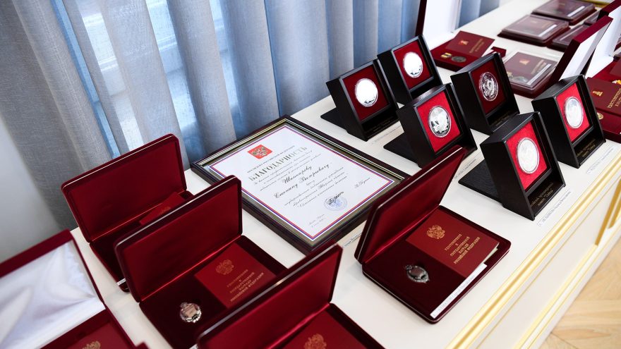 В День Конституции Российской Федерации Виталий Королев вручил государственные и региональные награды жителям Тверской области