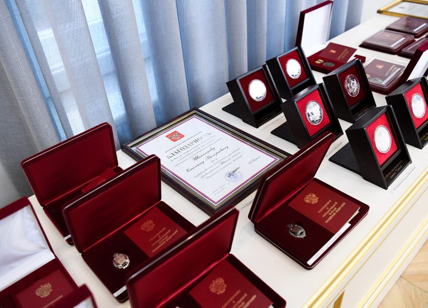 В День Конституции Российской Федерации Виталий Королев вручил государственные и региональные награды жителям Тверской области