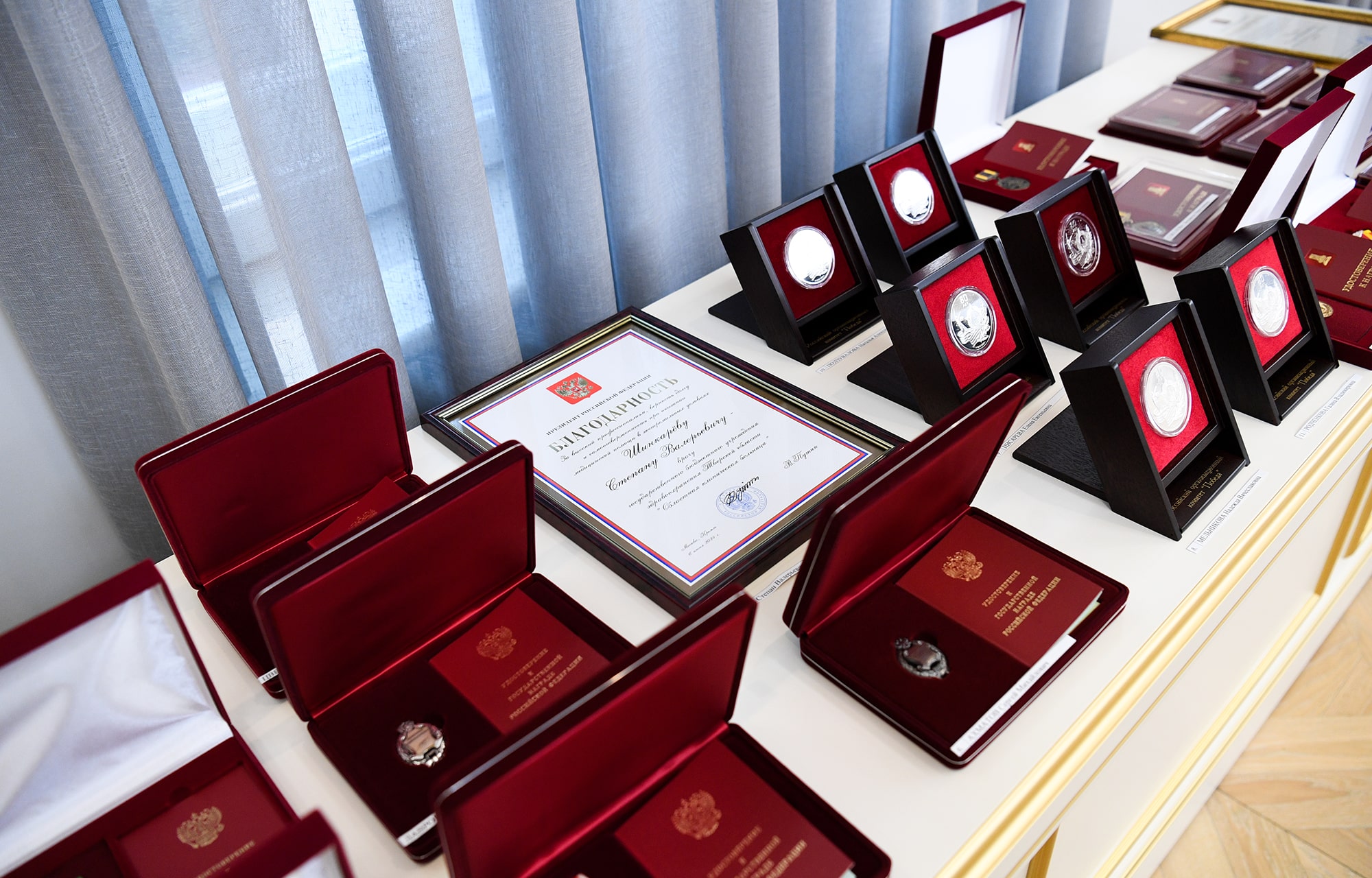 В День Конституции Российской Федерации Виталий Королев вручил государственные и региональные награды жителям Тверской области