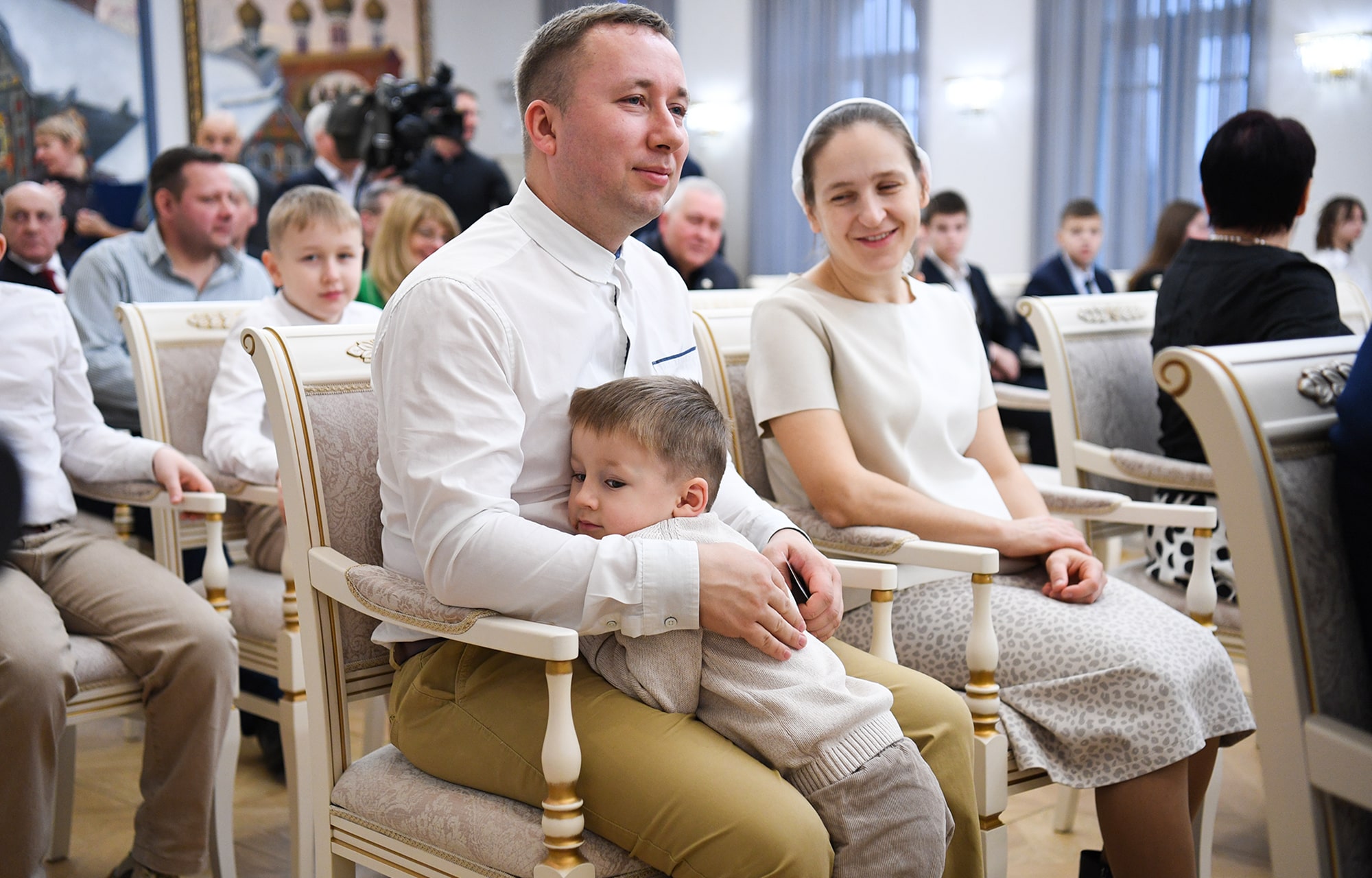 В День Конституции Российской Федерации Виталий Королев вручил государственные и региональные награды жителям Тверской области