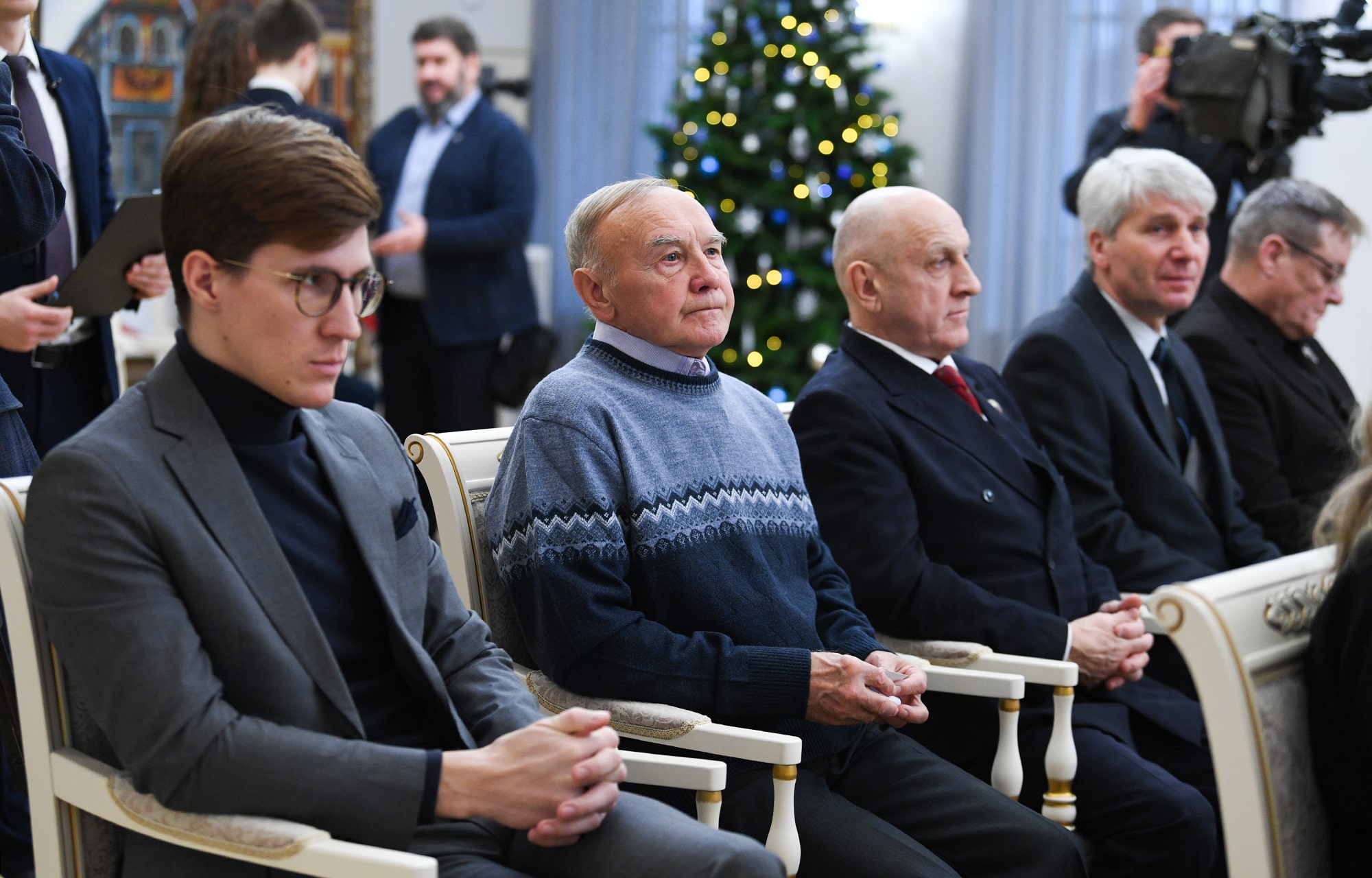 В День Конституции Российской Федерации Виталий Королев вручил государственные и региональные награды жителям Тверской области