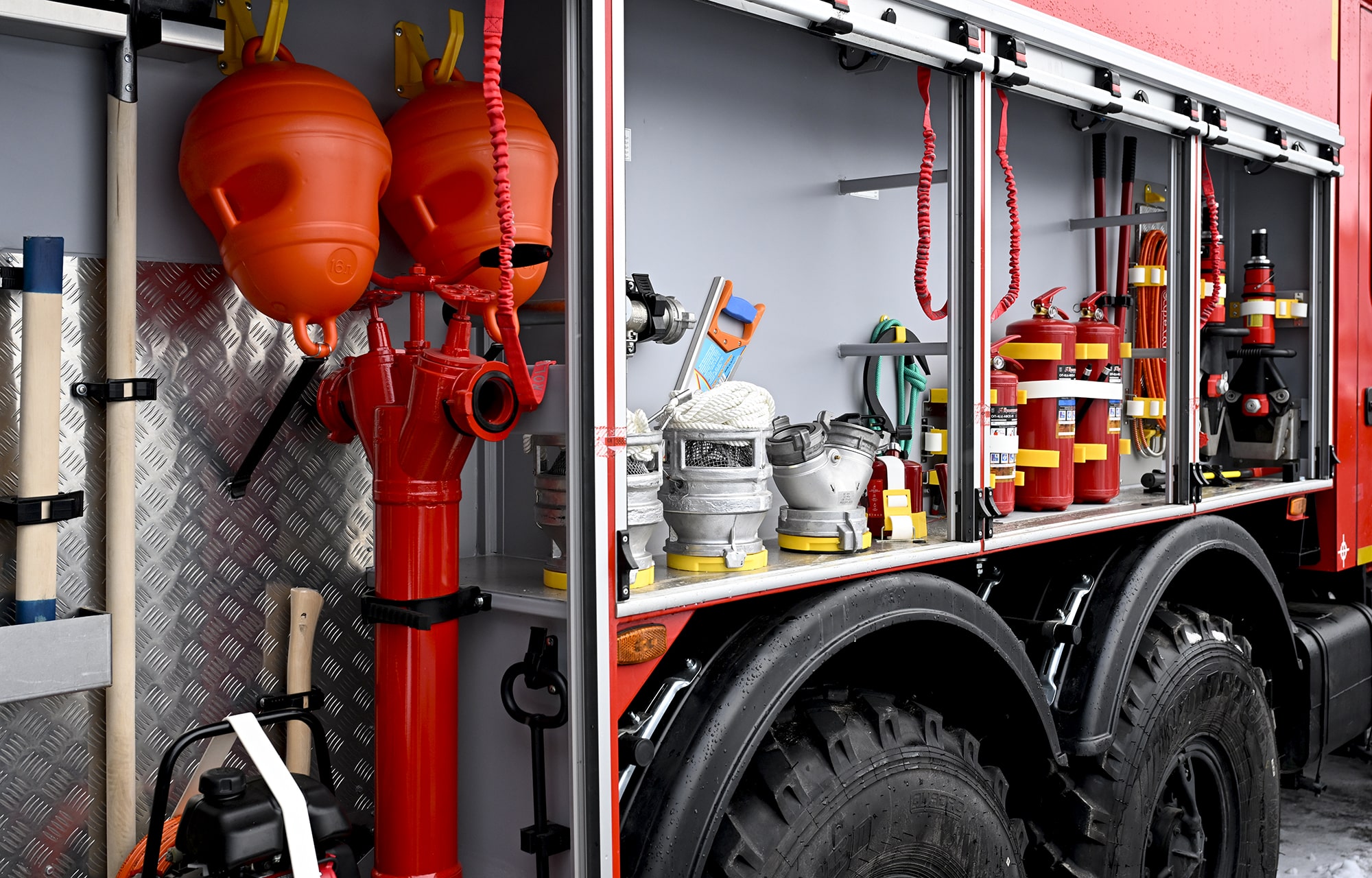 Виталий Королев вручил награды и передал спецтранспорт тверским спасателям