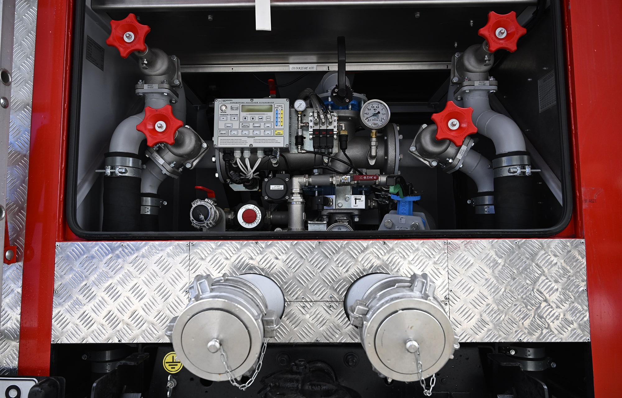 Виталий Королев вручил награды и передал спецтранспорт тверским спасателям