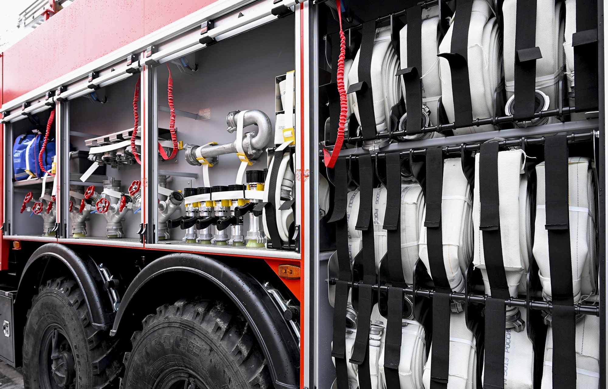 Виталий Королев вручил награды и передал спецтранспорт тверским спасателям