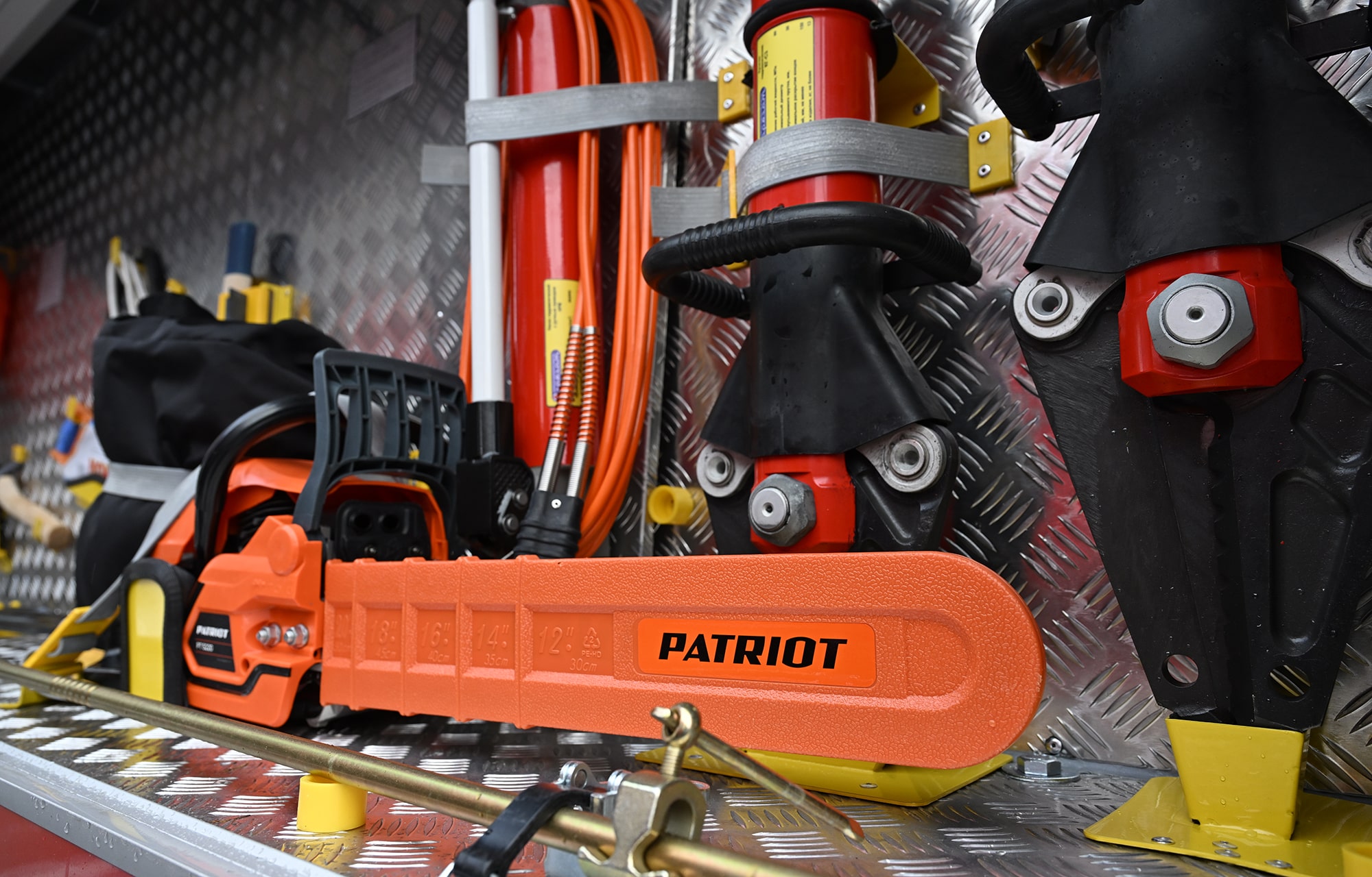 Виталий Королев вручил награды и передал спецтранспорт тверским спасателям