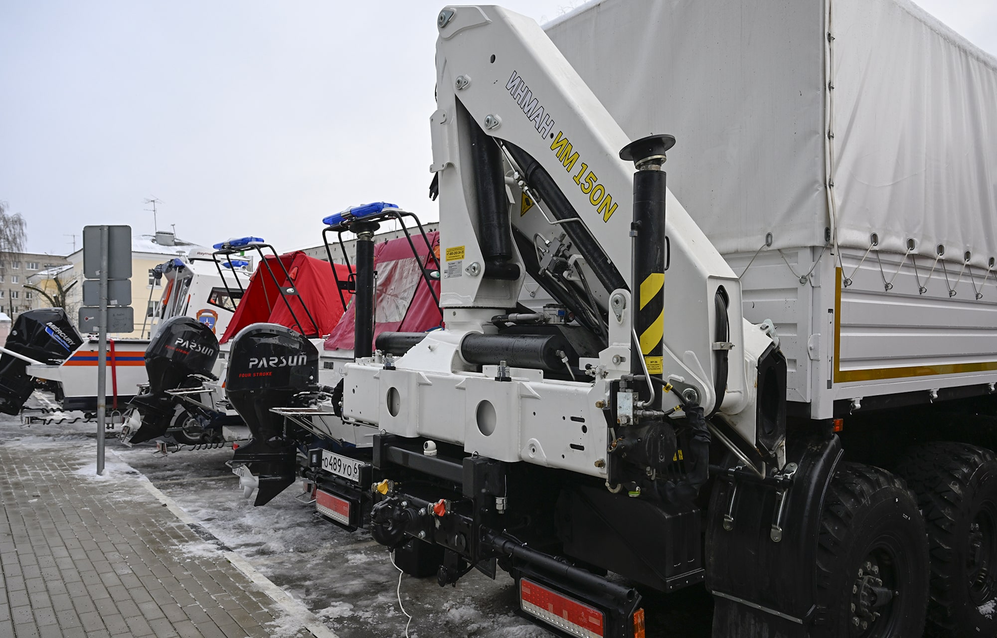 Виталий Королев вручил награды и передал спецтранспорт тверским спасателям