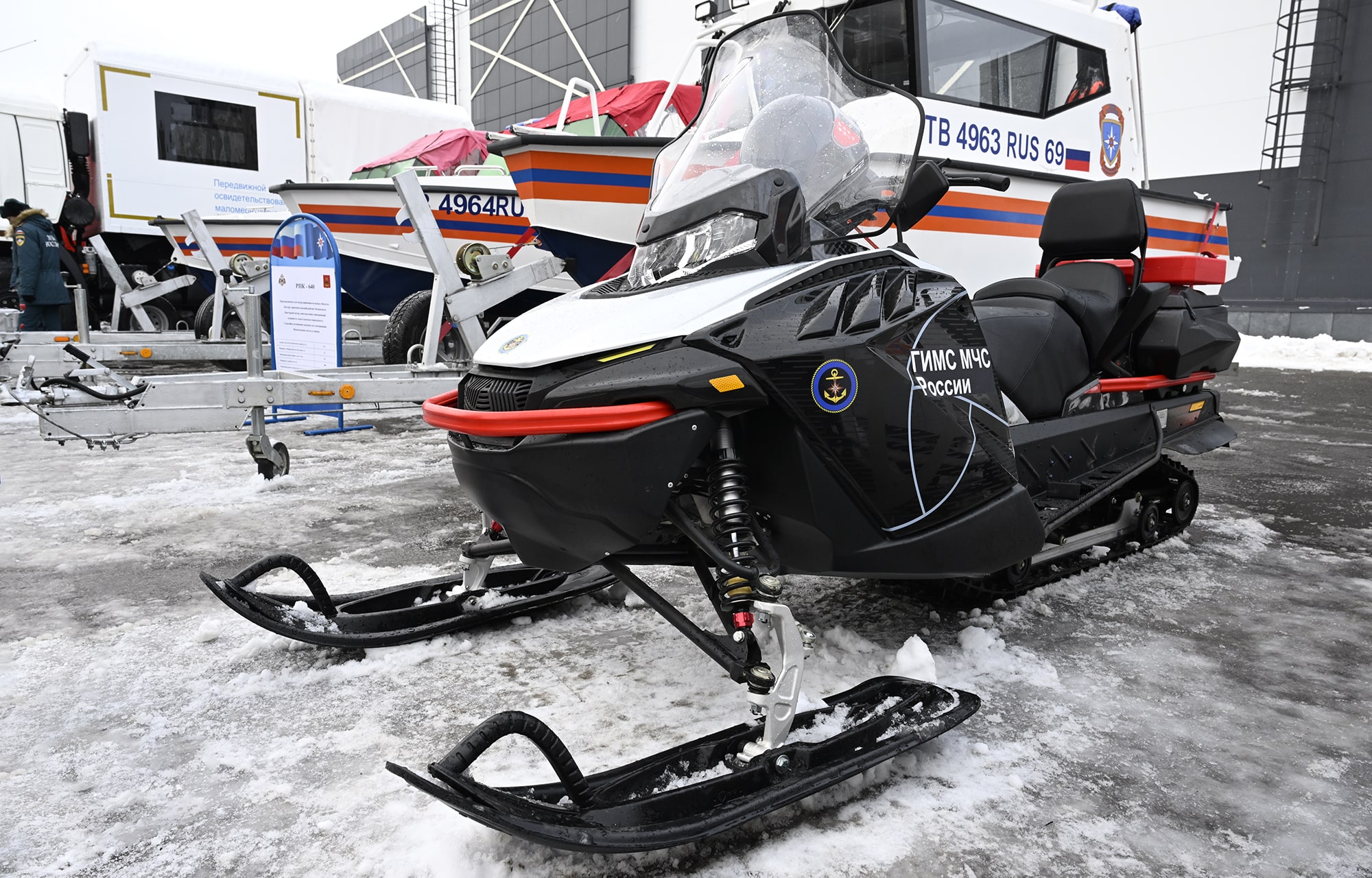 Виталий Королев вручил награды и передал спецтранспорт тверским спасателям