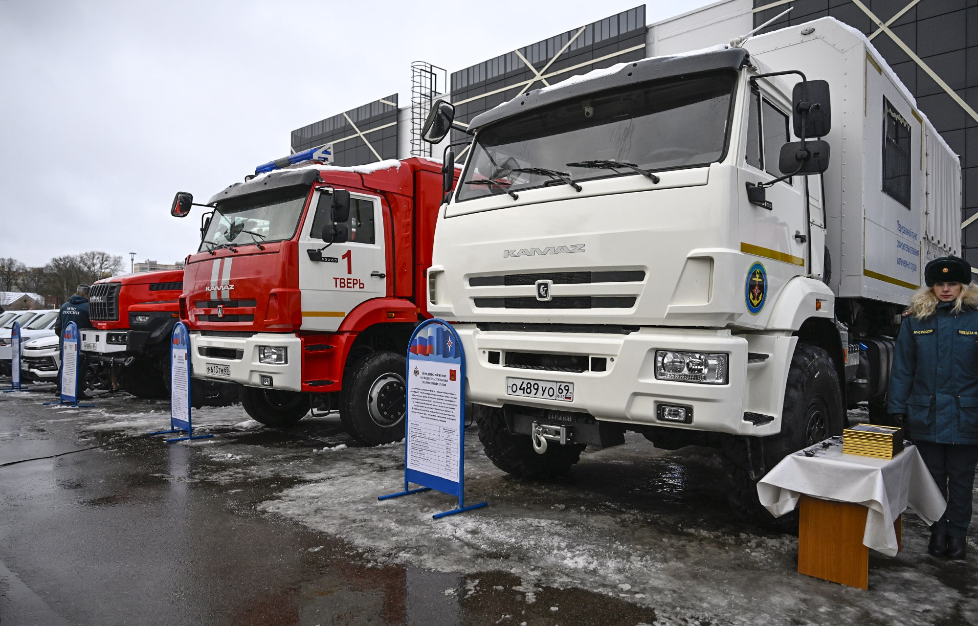 Виталий Королев вручил награды и передал спецтранспорт тверским спасателям