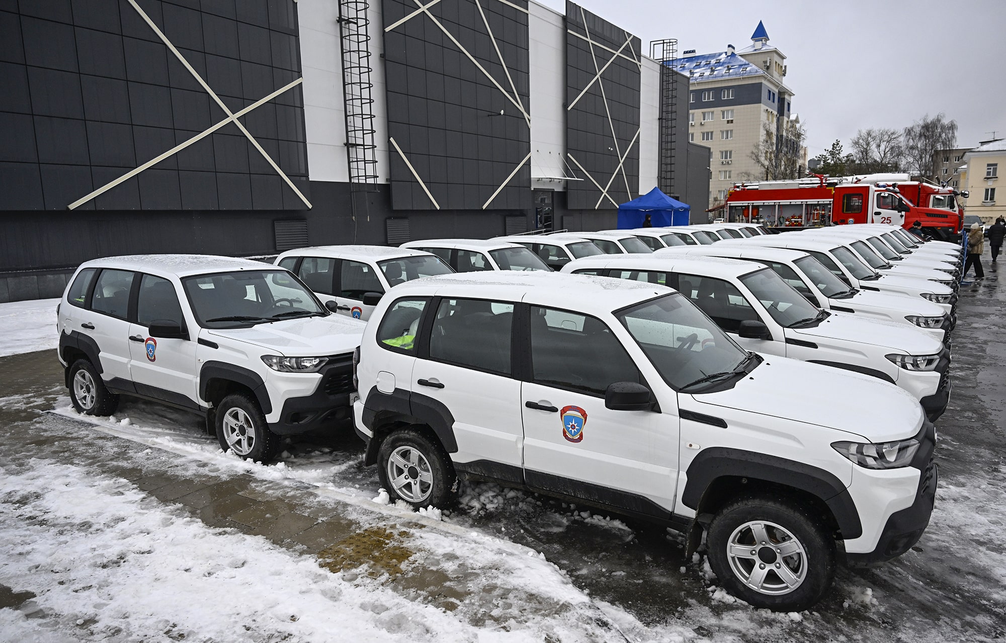 Виталий Королев вручил награды и передал спецтранспорт тверским спасателям