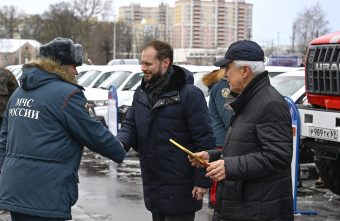 Виталий Королев вручил награды и передал спецтранспорт тверским спасателям