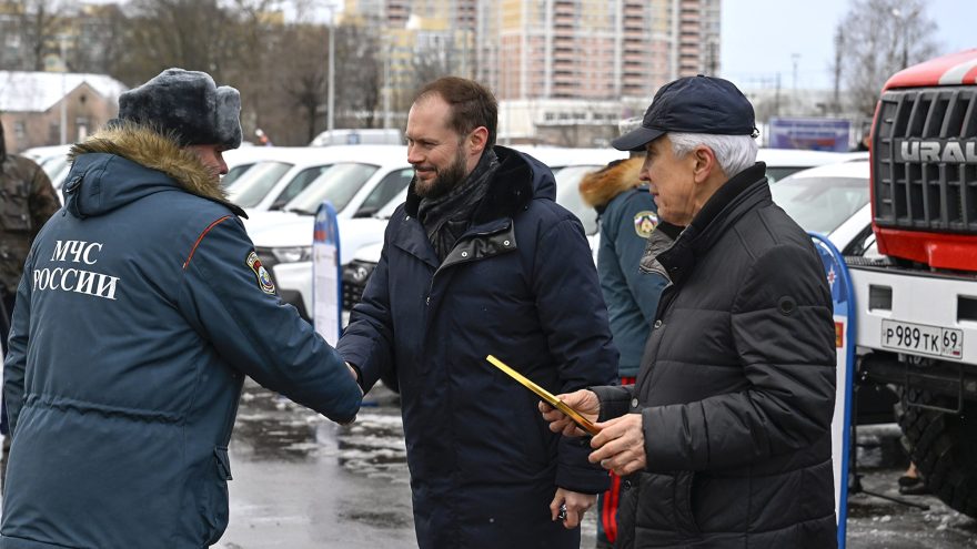 Виталий Королев вручил награды и передал спецтранспорт тверским спасателям