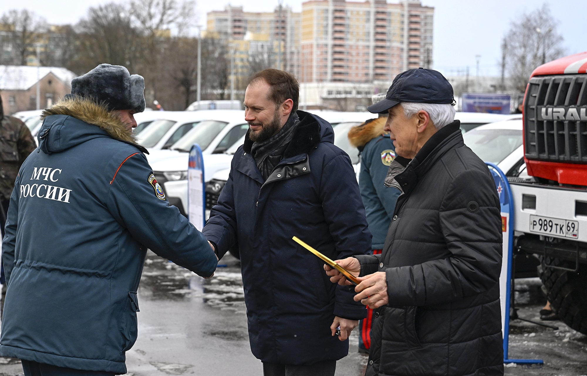 Виталий Королев вручил награды и передал спецтранспорт тверским спасателям