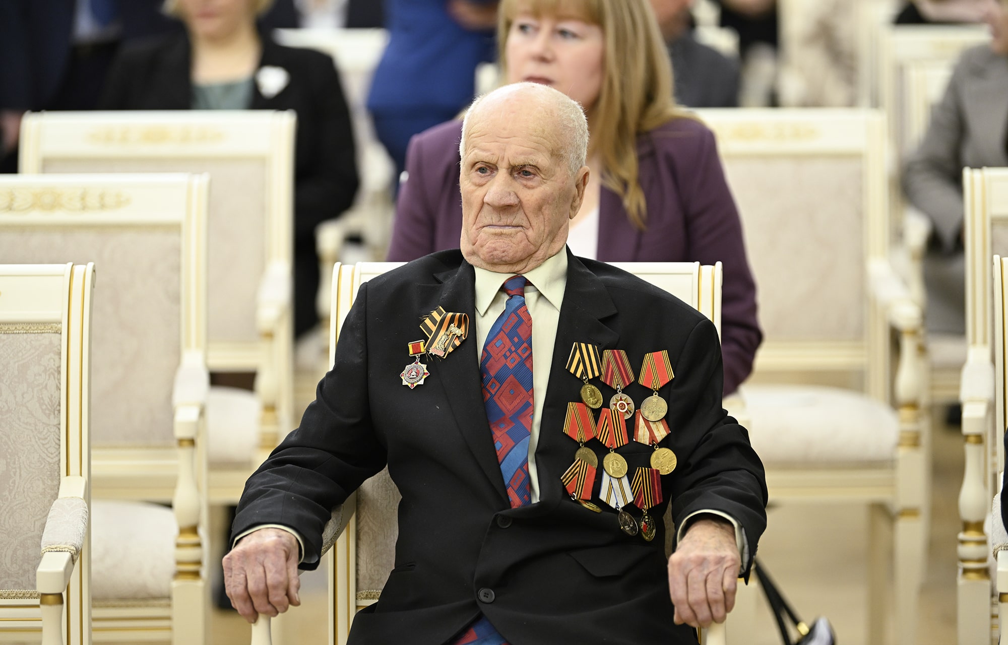 В День Конституции Российской Федерации Виталий Королев вручил государственные и региональные награды жителям Тверской области