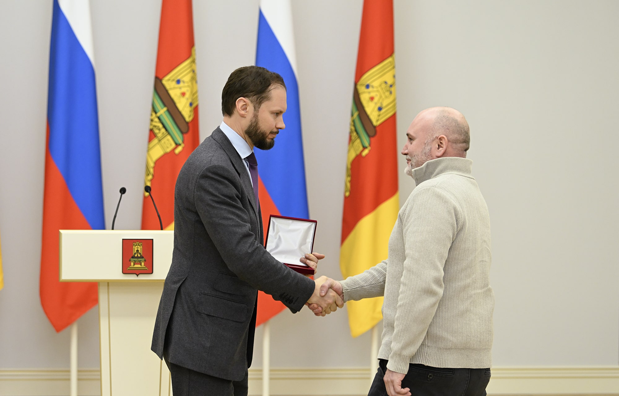 В День Конституции Российской Федерации Виталий Королев вручил государственные и региональные награды жителям Тверской области