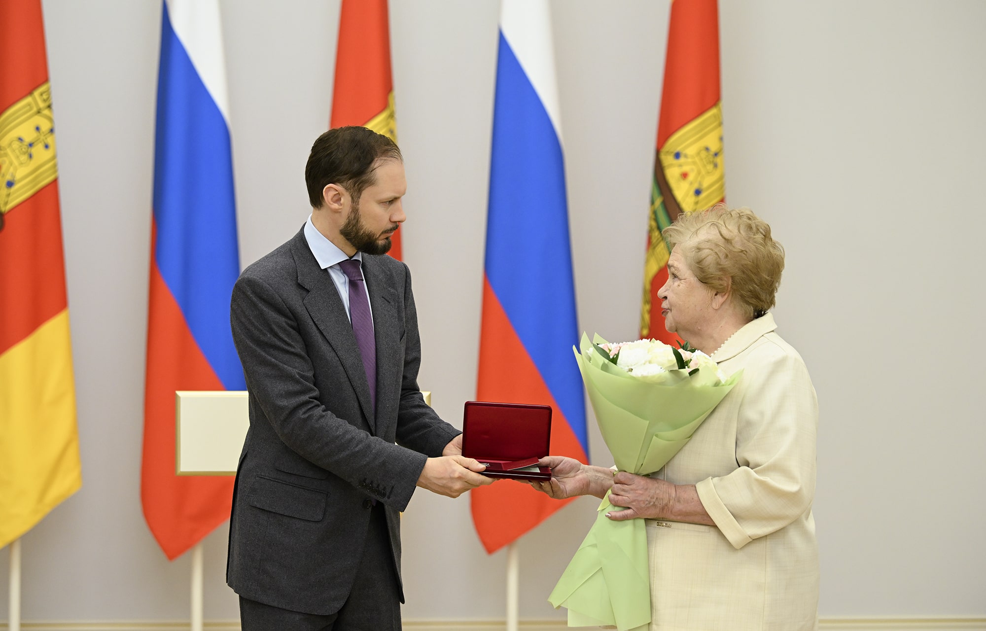 В День Конституции Российской Федерации Виталий Королев вручил государственные и региональные награды жителям Тверской области